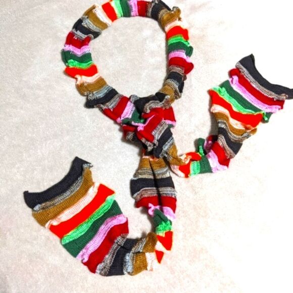 Cejon NWOT Light Knit Women's Scarf w/ Ruffled Edges - Picture 3 of 10